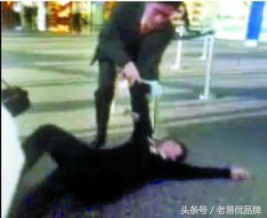 扒高铁车门的女老师扒开了世人的缺失