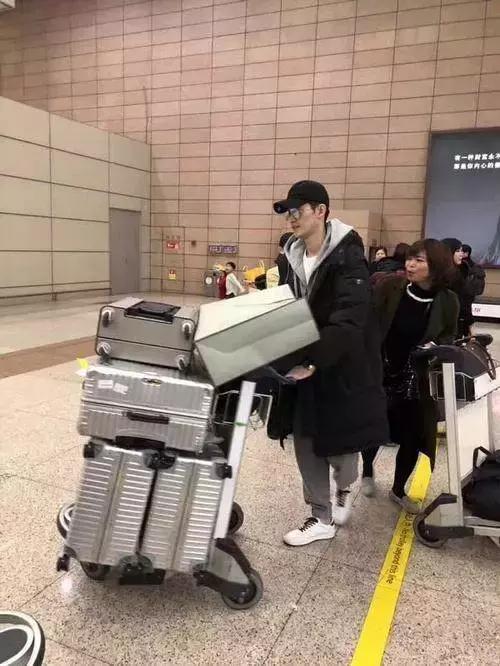 某国内男星带100多盒套套，28根棒棒过海关被扣……