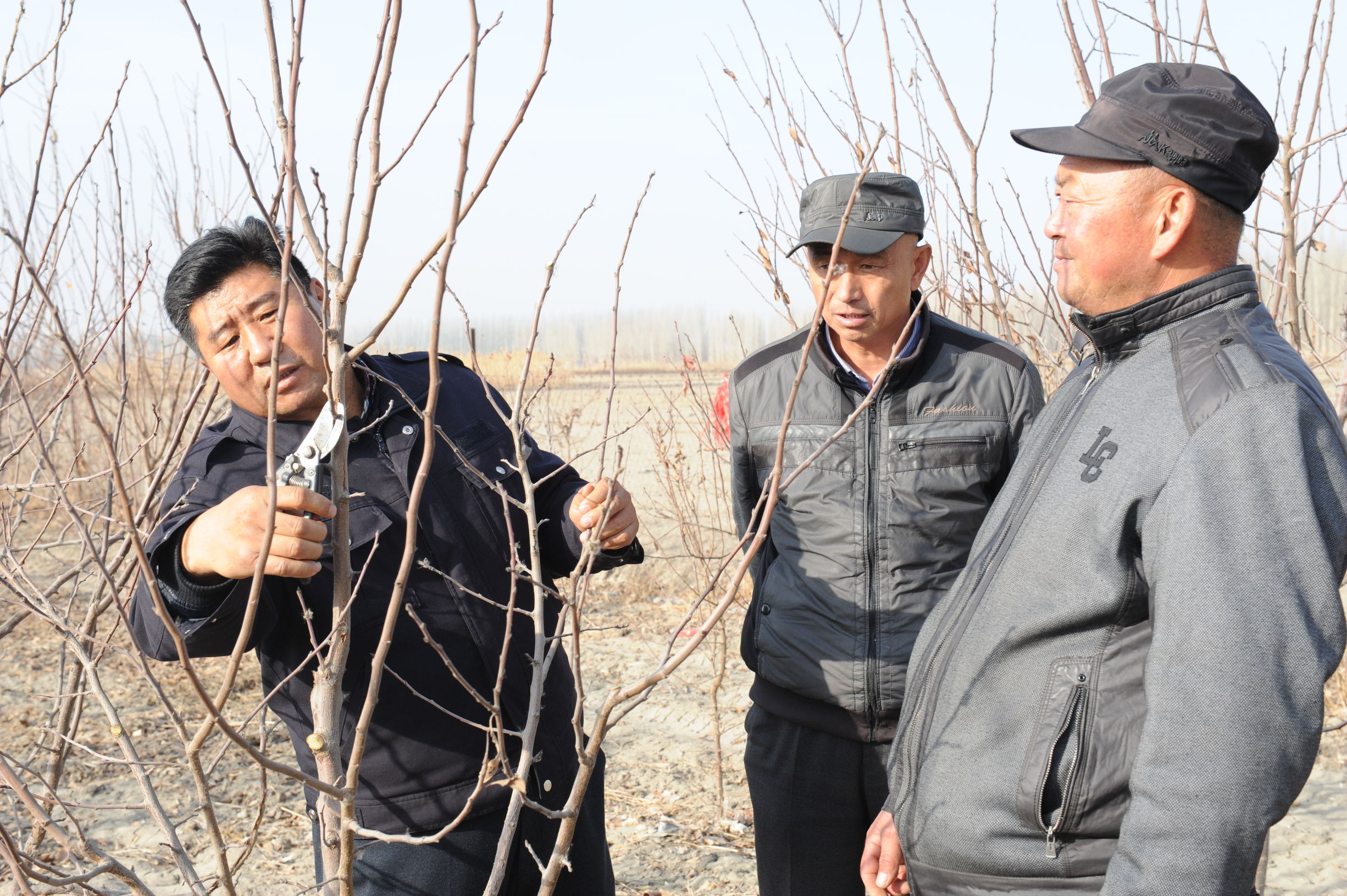 巴州中院访惠聚工作队驻村故事拉村的“黑脸书记”脑梗中风心脏搭桥不退缩田间地头群众利益挂心间