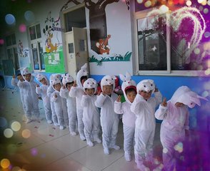 中班户外游戏小兔子跳,小兔子运球亲子游戏