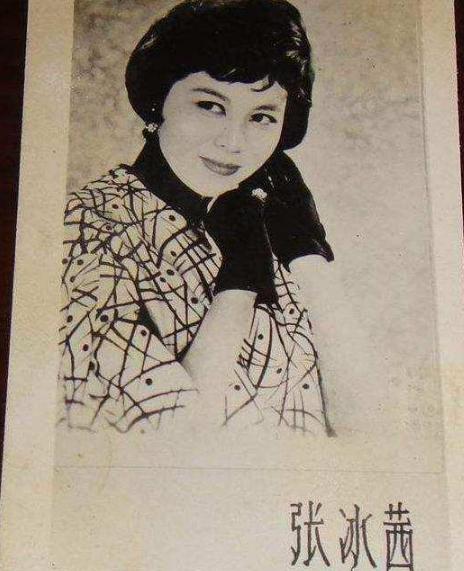 看了她爸妈的照片，就明白了年轻时的关之琳为什么美得不像话！