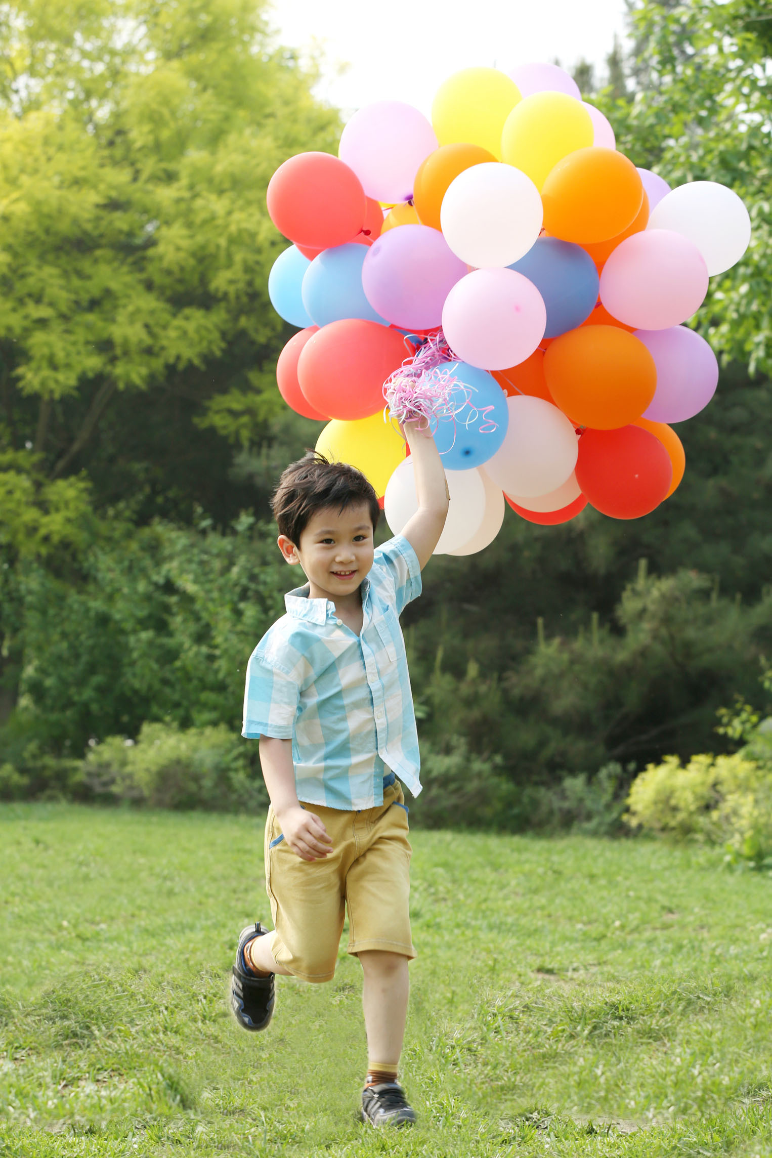 孩子过生日妈妈送蛋糕去幼儿园,幼儿园宝贝过生日家长送蛋糕