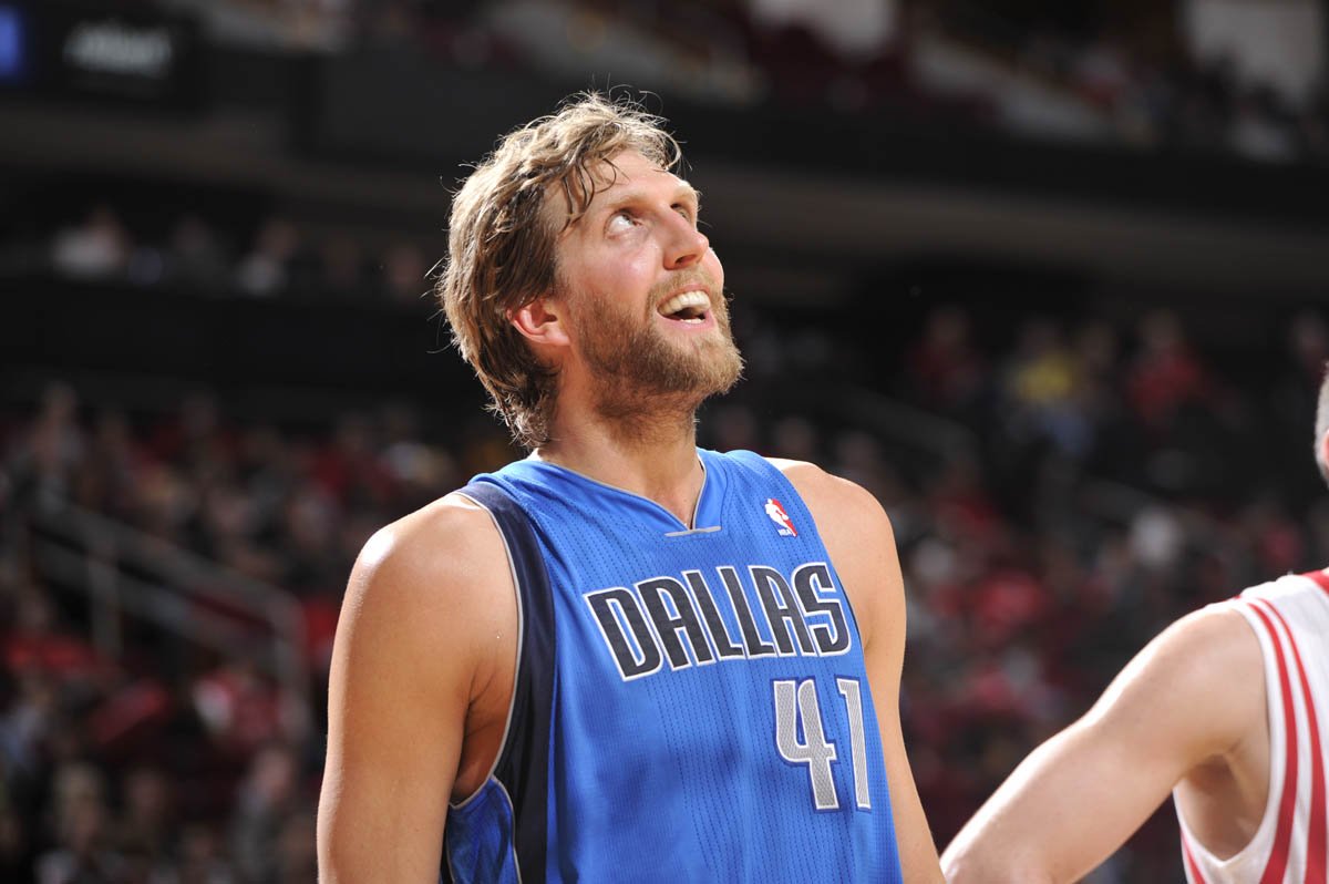 詹姆斯库里包揽近11年的8个总冠军,詹姆斯总篮板榜最新排名