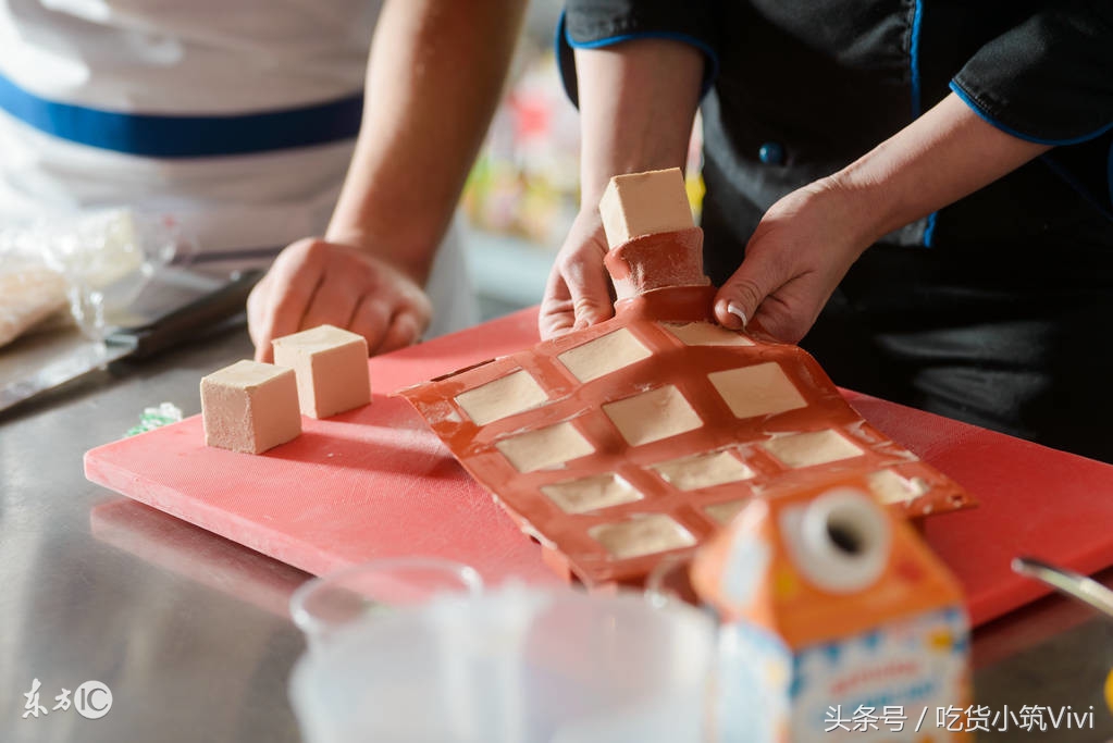 蛋糕冷却脱模正确方法,戚风蛋糕脱模粘模具怎么办