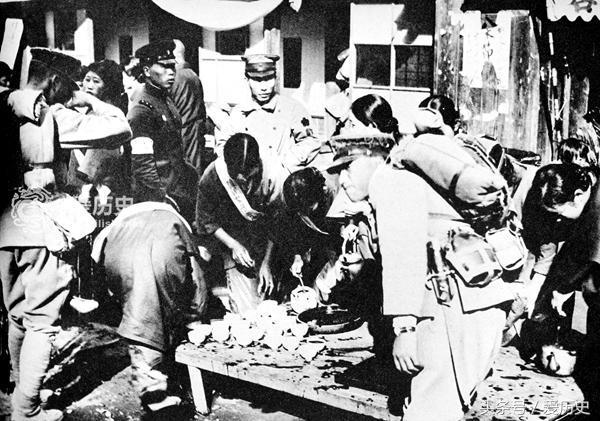 战时狂热的日本女子青年团把青春一心一意献给了侵略