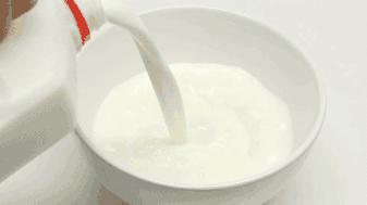 这是个什么情况？年轻小伙抱着牛奶狂喝不停？