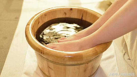 艾草泡脚的好处与正确方式,孕妇用艾草泡脚好还是老姜泡脚好