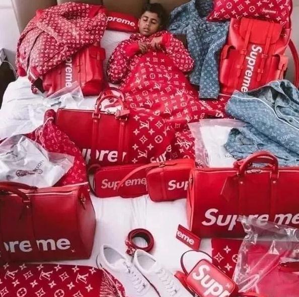 迪拜最年轻的网红，成龙曾是他的客人，买法拉利F12却开不了