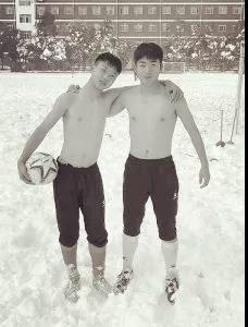 为了蚌埠足球，少年球员们也是拼了，雪地里照常训练｜很鼓舞人