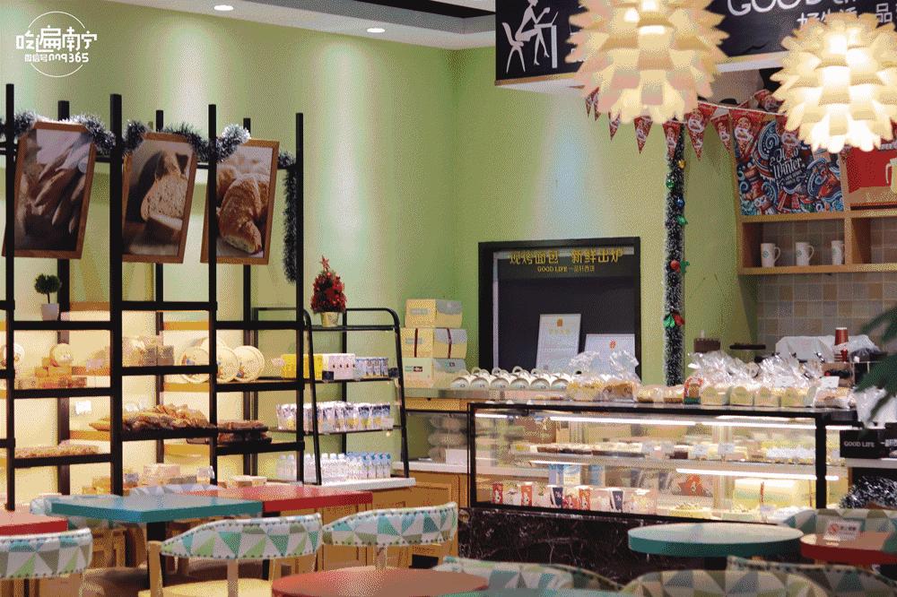 原本热闹的大街如今冷冷清清,现在的商场实体店冷冷清清