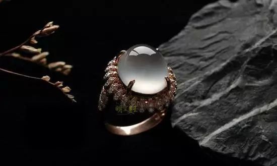 翡翠手镯不小心溅上油了要紧吗,翡翠手镯有点裂痕怎么办