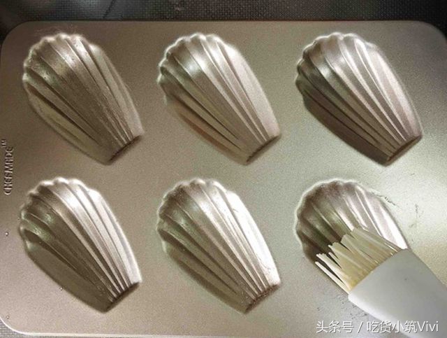 蛋糕冷却脱模正确方法,戚风蛋糕脱模粘模具怎么办