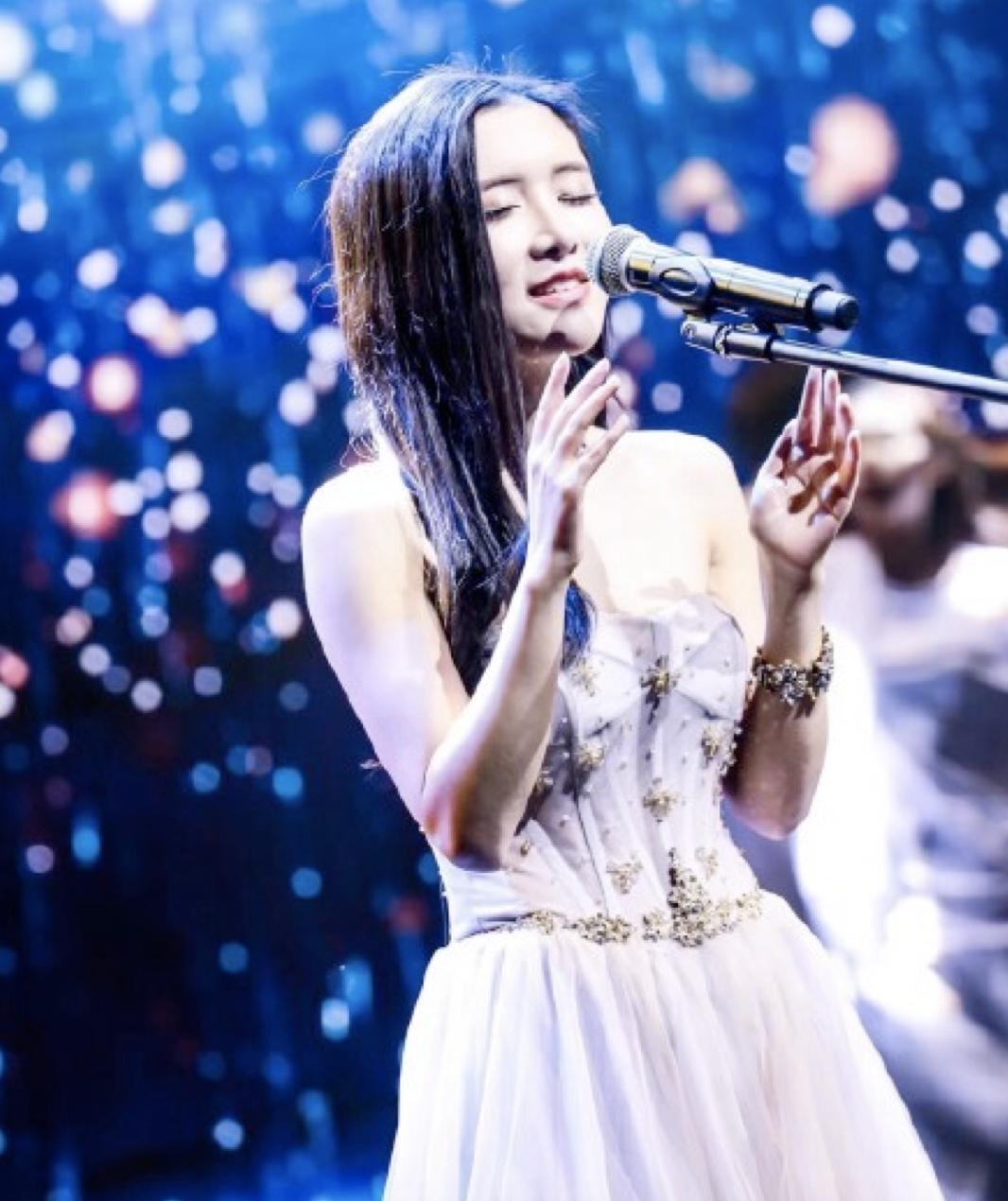 陈一发试了两天的衣服被吐槽太丑,但颜值和唱功真的比提莫阿冷好