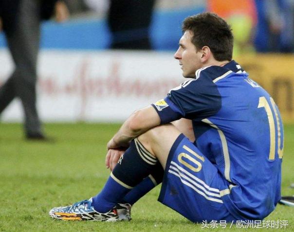 瓜迪奥拉放弃了他的战术思想,瓜迪奥拉换上格策来对付梅西