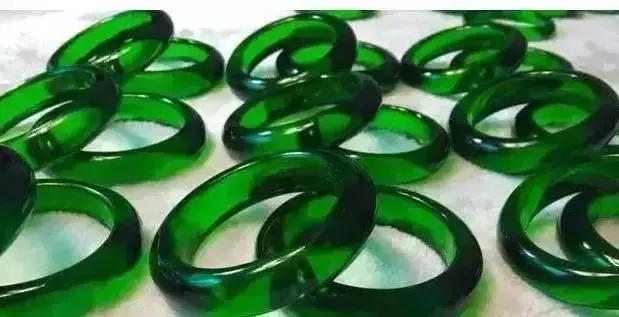 会不会感觉被骗？传说价值2亿的“翡翠佛像”,原来是天然玻璃！