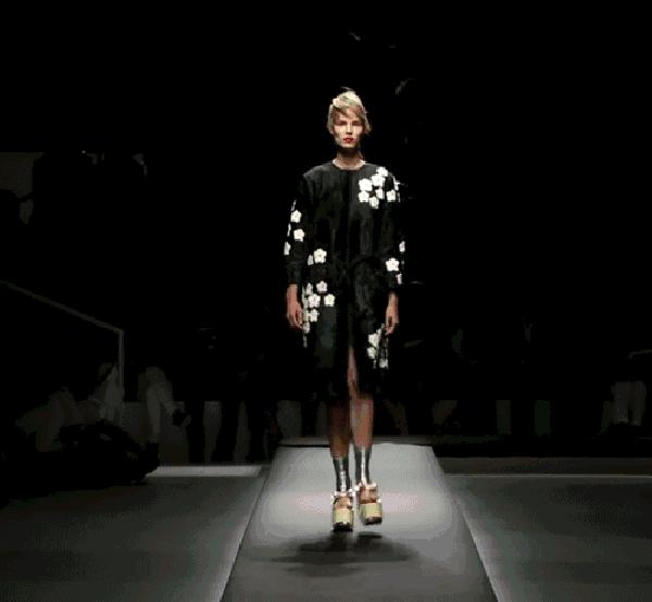 连年末派对都不知道怎么穿，你还指望脱单？