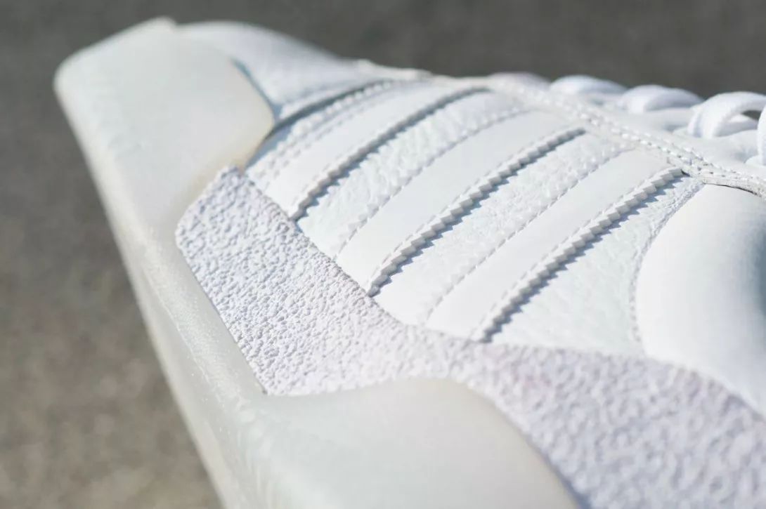 最近很火的红白色球鞋,个性张扬的球鞋