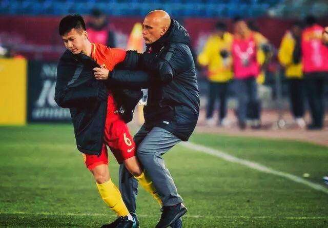 国足再次失利强忍泪水接受采访,韩媒称国足遭遇奇耻大辱