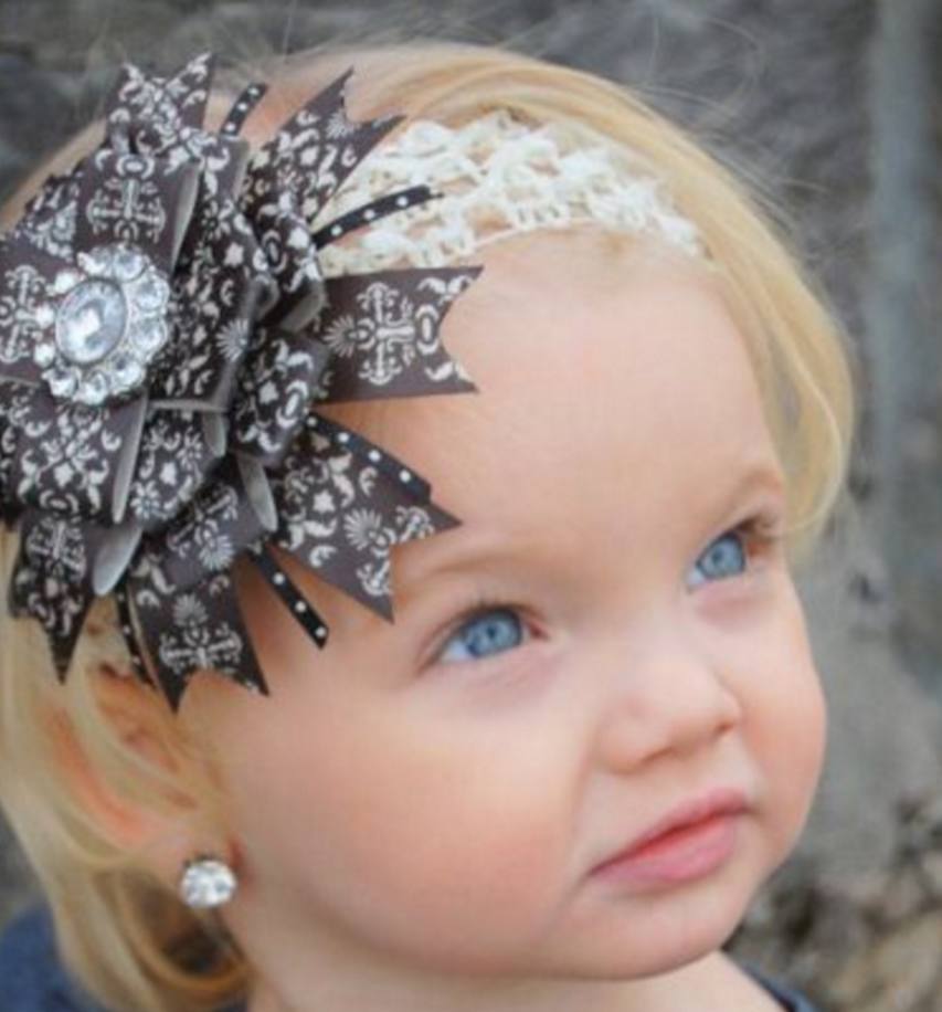 她才2岁被母亲“卖出”千万，神似芭比娃娃，从小被化妆品荼毒！