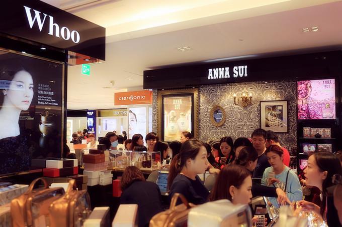 韩国免税店被中国代购包场,韩国免税店中国游客排队现象