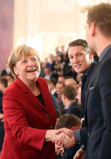 德国老默是真爱足球还是花*男美**？看各国政要主队进球的反应