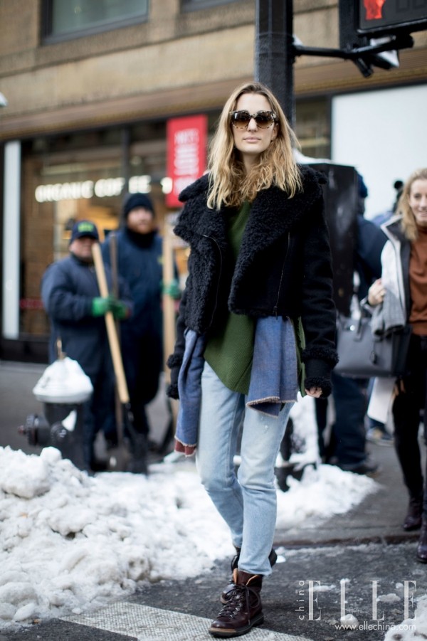 冬天加厚黑色牛仔裤,女生冬天穿黑色牛仔裤配过膝靴