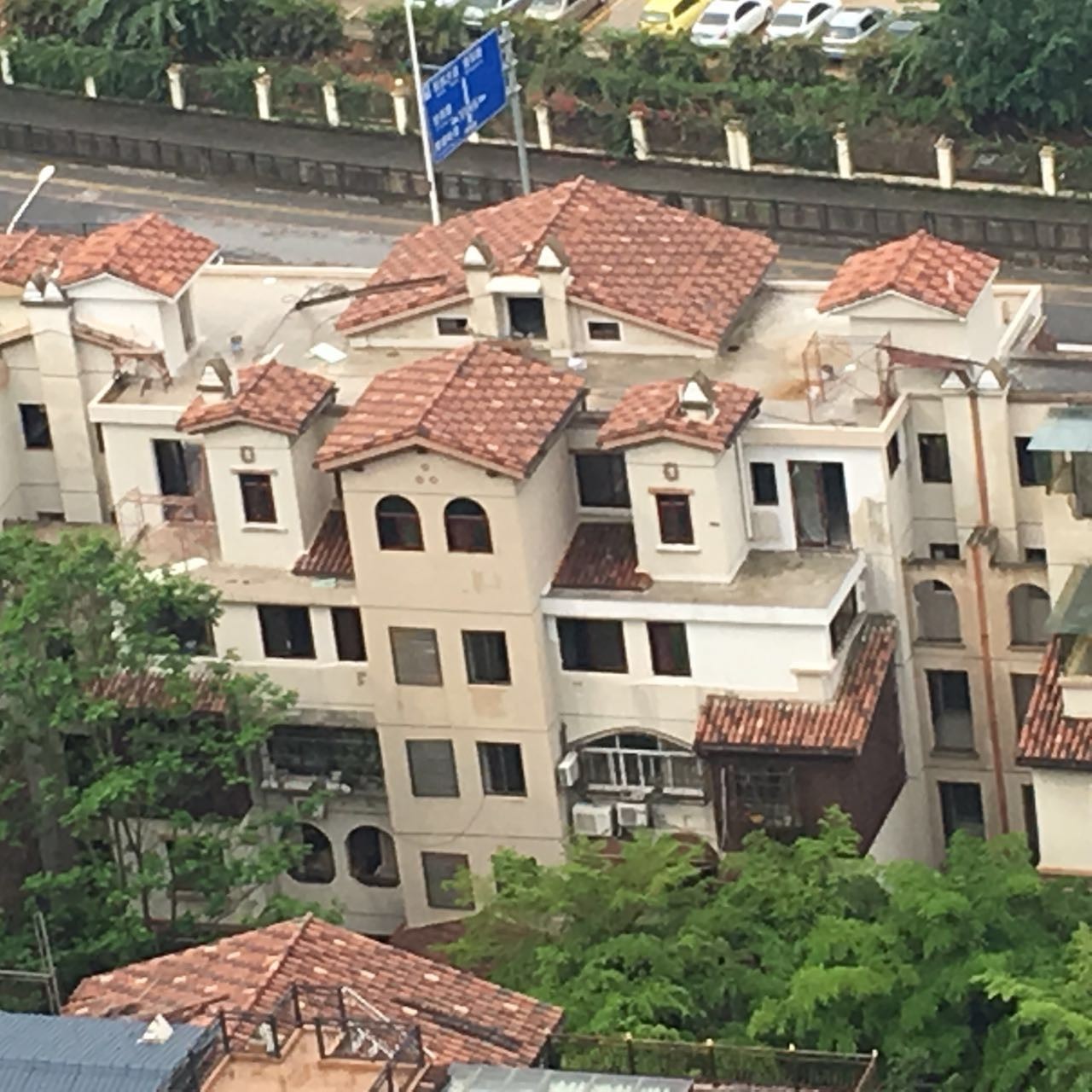 山语城楼顶违建,山语城违章建筑拆除