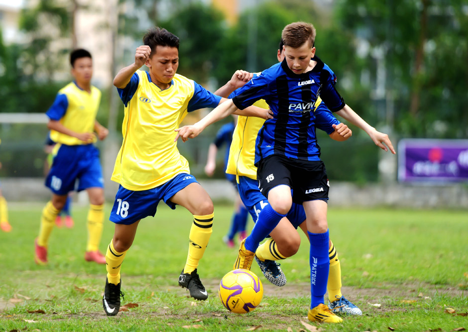 中俄青少年足球友谊赛大庆,中俄拔河比赛少年完整版