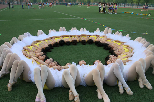 大学啦啦队选拔靠“偶遇”短裙长腿一字马是标配