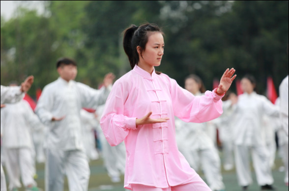 大学啦啦队选拔靠“偶遇”短裙长腿一字马是标配