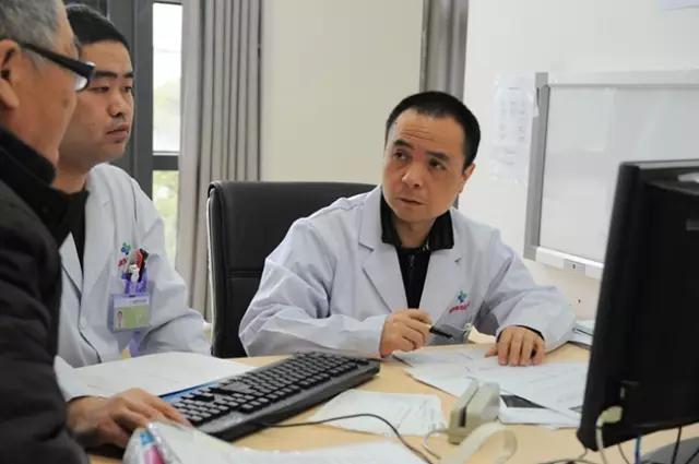 这个高配置的专家团队最喜欢用“孔中窥术”治病救人