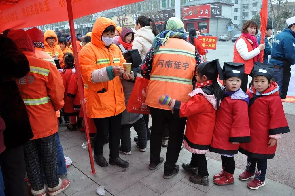 「聚焦」“情暖腊八爱暖中华”公益送粥活动温暖津城