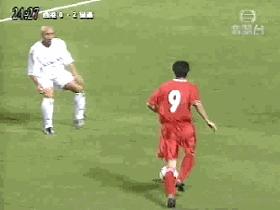 19岁的梅西给足坛带来的震撼,梅西的高光时刻人缝1v3无解过人