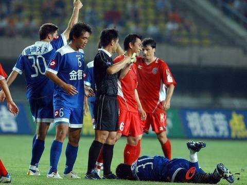 细数中国足坛*力暴**事件，谭望嵩扫堂腿，郑智上榜