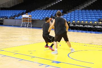 抬起中枢脚投篮为什么不走步,启动走步和抬起中枢脚投篮