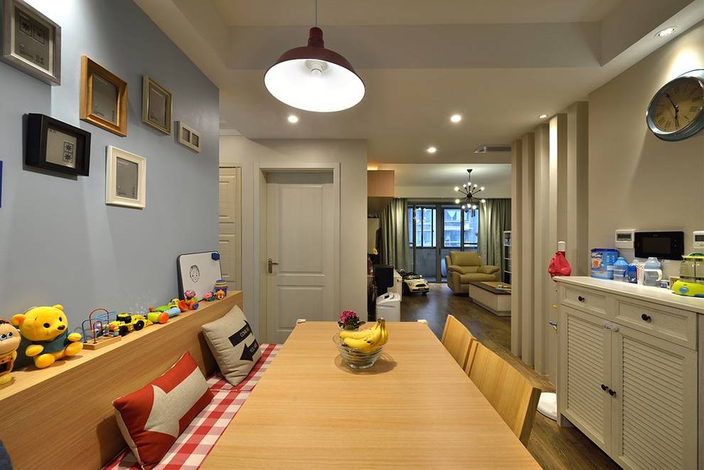 特色餐厅卡座隔断到顶木饰效果图,餐厅卡座一体效果图