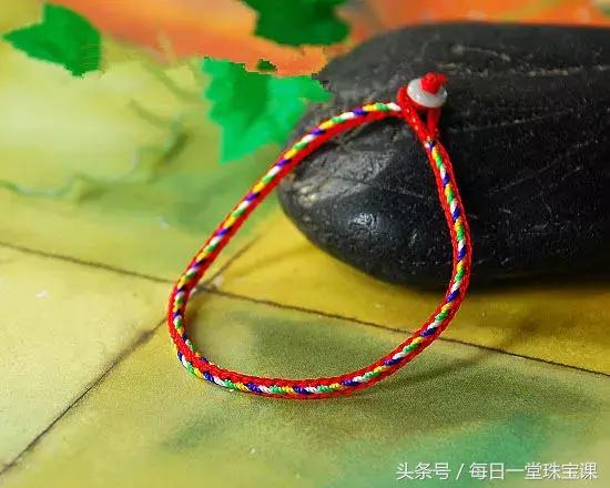 有些人戴玉珠手串真的看起来很土,一条漂亮的手串少不了好看的配饰