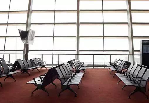 首次坐飞机注意事项违禁物品,第一次坐飞机需要注意什么神回复