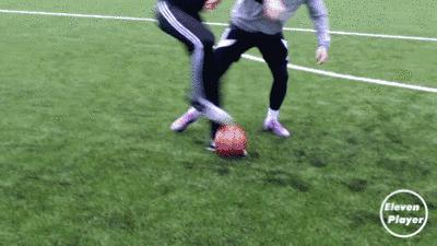 足球教程教你如何穿裆戏耍对手,足球防人时怎么防穿裆