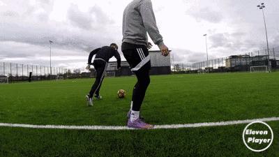 足球教程教你如何穿裆戏耍对手,足球防人时怎么防穿裆