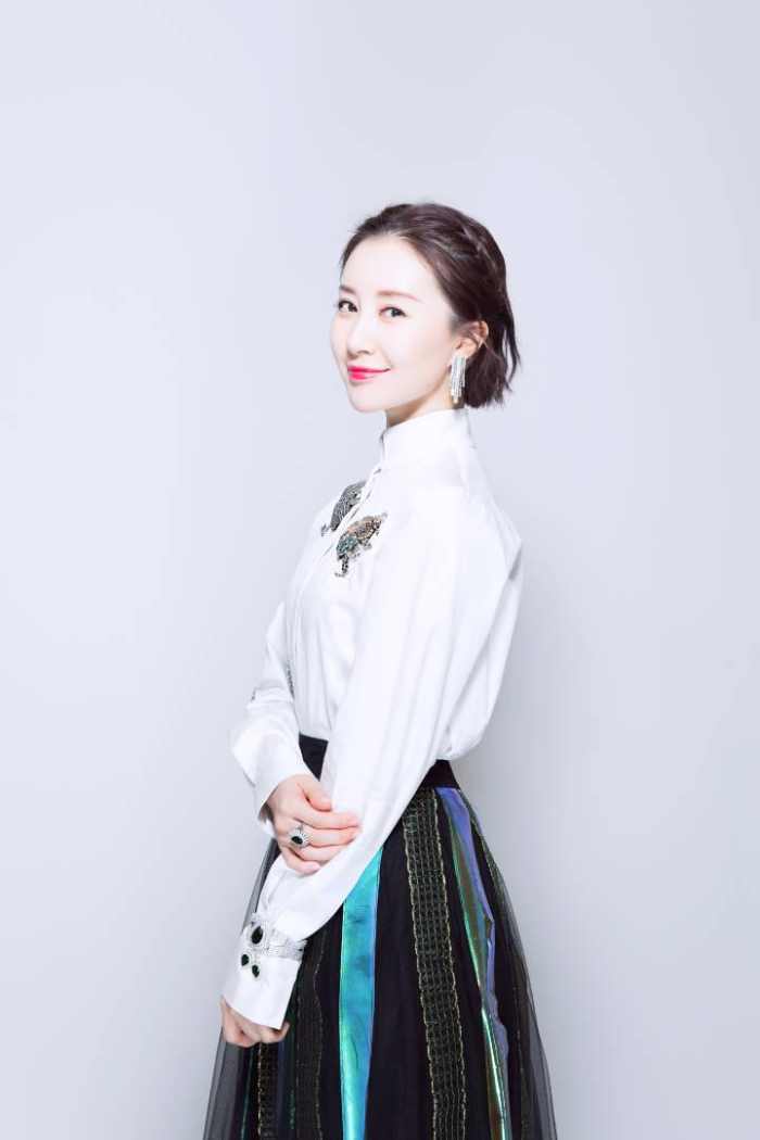 舒畅演员的诞生蓝色外套,舒畅白色镂空礼服