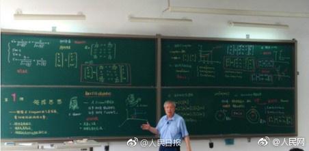 西安交大七旬教授板书美过PPT,逢年过节还自制贺卡送学生