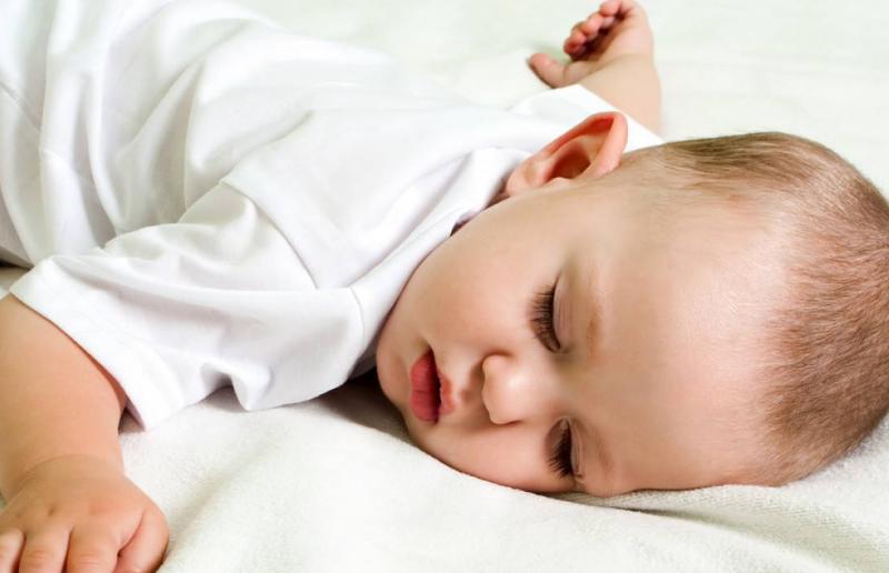 宝宝总是弓起背使劲,宝宝哭闹时弓背打挺是什么原因