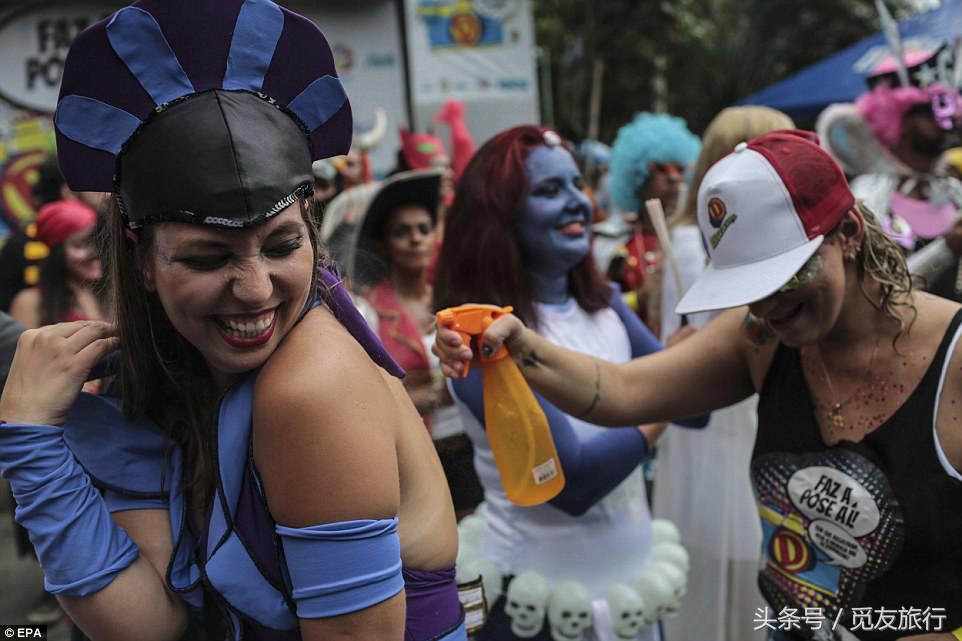 巴西的狂欢者们脱下衣服尬舞，只为下个月的狂欢节热身