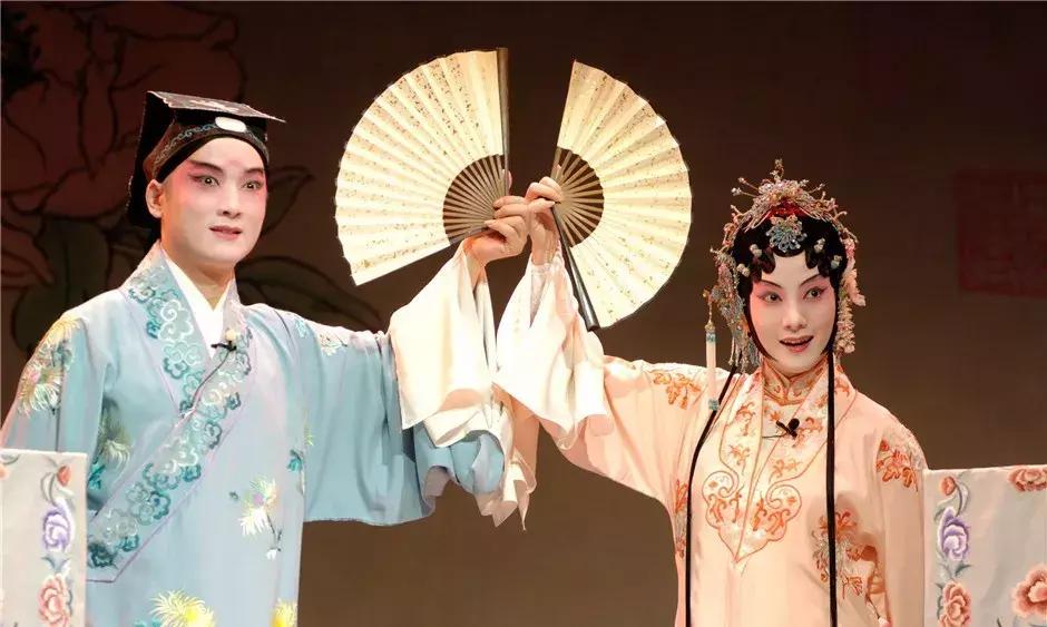 老银饰上的珊瑚枝,牡丹老银饰