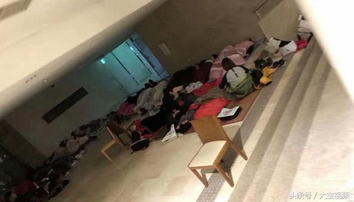 韩国民众打地铺排队,韩国打地铺排队