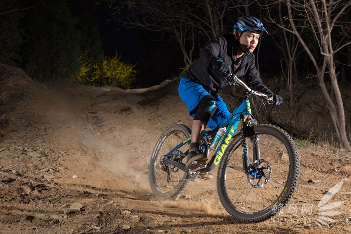 神牛ad600外拍灯引闪器设置,神牛ad600bm外拍灯的同步速度