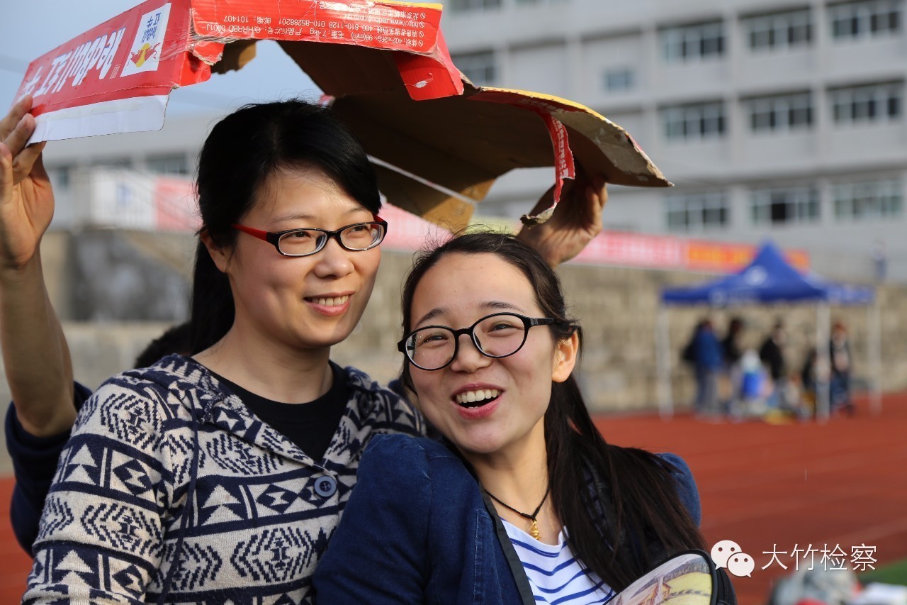 第35期图说：检察官“男神”----足球场上的英姿