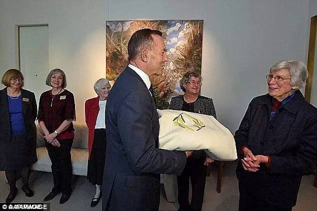 小公主生日收64国礼物，猜猜中国送了啥？