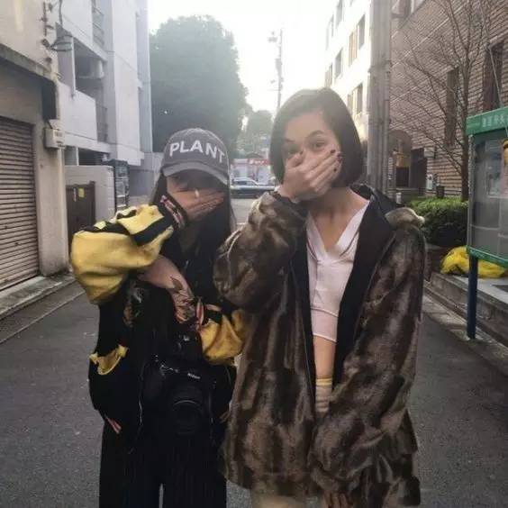 权志龙巴黎陈冠希,权志龙与朋友私下聚餐